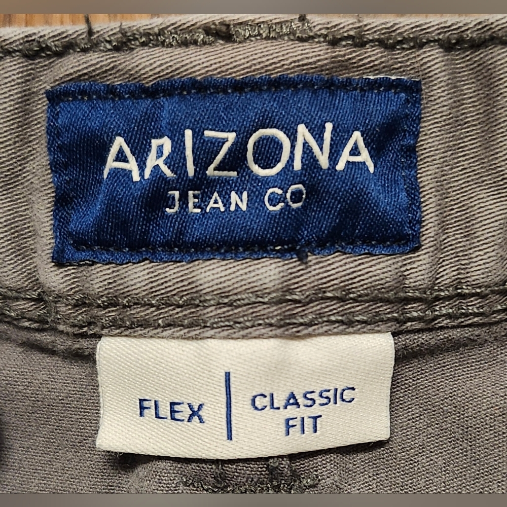Lot of 2 Pair Mens Shorts, Sz 32 & 33, In Very Gently Loved Condition w No Flaws - Picture 3 of 6